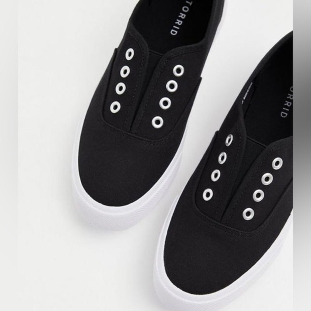 🆕 NWT Women’s torrid Black Canvas No Lace Slip-On Sneaker (WW) 10